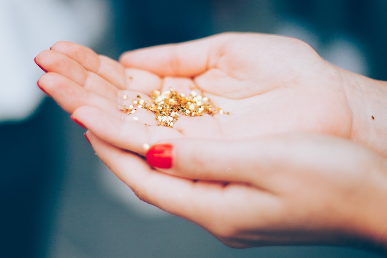 glitters, hands, macro-1868276.jpg